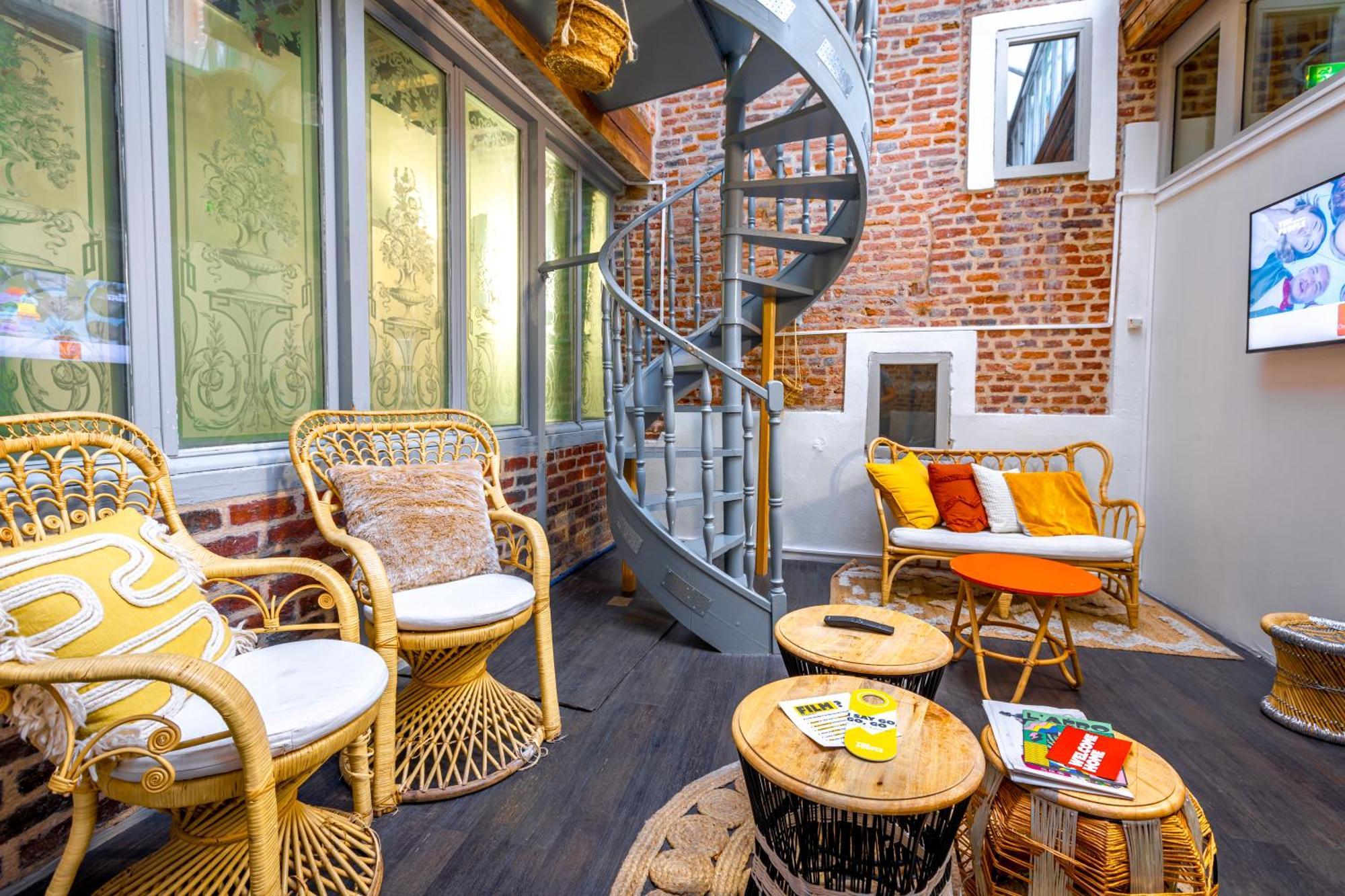 The People - Hostel